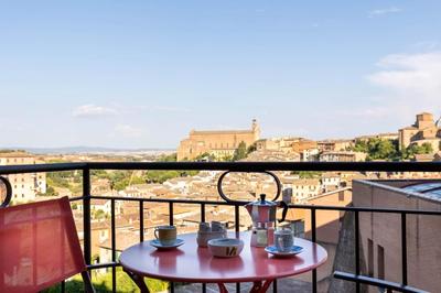 Siena Historic Center Stylish Flat with Balcony!