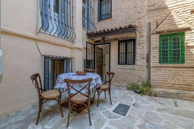 Neo Classical Maisonette with 4 Bedrooms in Psyri