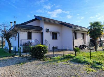Red Tower Venice Apartment - 2 mins from VCE Airport- free Wifi
