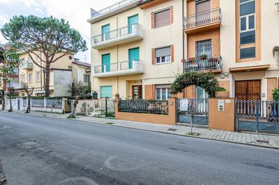 GuestHost - Viareggio Roomy Apartment with Balconies