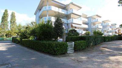 Spacious flat with terrace, pool and play area