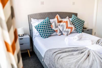 Urban Escape - Stylish 3Bedroom in Watford Center
