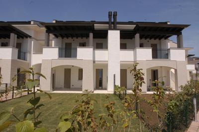 Homely flat with private garden and common pool