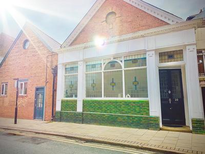 #20 Huge 2BR City Centre Apartment with Glass Ceiling Sleeps 6 Near Hull New Theatre