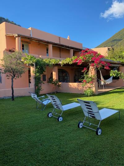 Villa Egea, elegante villa Eoliana dell'800 immersa in un curato giardino