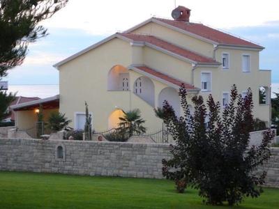 Ferienwohnung mit Pool, Garten und Meerblick