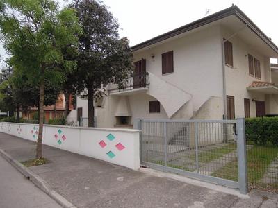 Villa with garden close to Bibione beach - Beahost