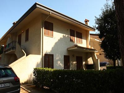 Villa with garden 250 meters from the beach