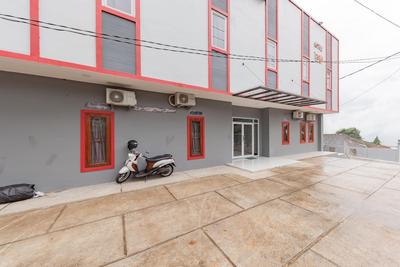RedDoorz Syariah Plus near Tugu Bubur Ayam Cianjur