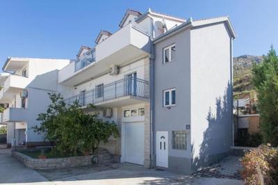 Villa in Podstrana with large outside swimming pool & hot tub for 14 people