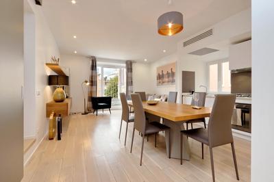 Spanish Steps Luxury Apartment in Spanish Square