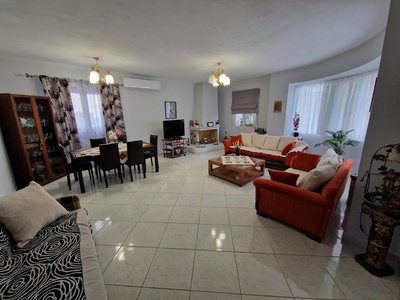 LiriKa's Airport House