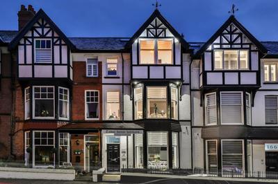 The Hepburn - Top Floor - Luxury for up to 6 guests near Open Air Theatre and North Bay