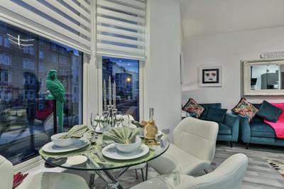 The Monroe - 2nd Floor - Luxury for up to 4 guests near Open Air Theatre and North Bay