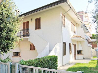 Cozy flat with private garden next to the sea