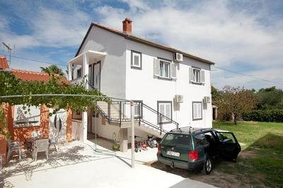 Apartment Toni - Private Parking, Steps to the Beach