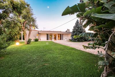 Villa con parco e piscina