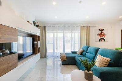 H4- Modern Penthouse with Large Terrace and Views