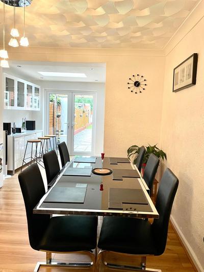 Stunning 1 bedroom and double sofa bed near Train station