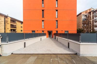 GuestHost - Comfy APT with Private Parking & Balcony