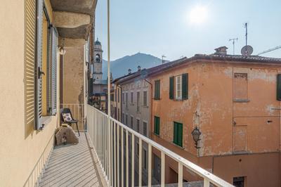 Apt in centro storico a due passi dal lago