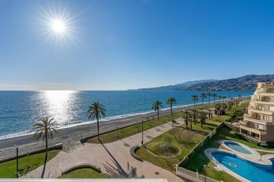 Bonito apartamento frente al mar