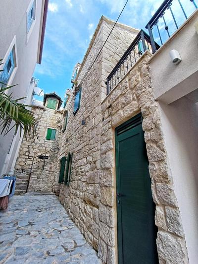 Luxury Apt Petra in 400 year old stone house 4+2