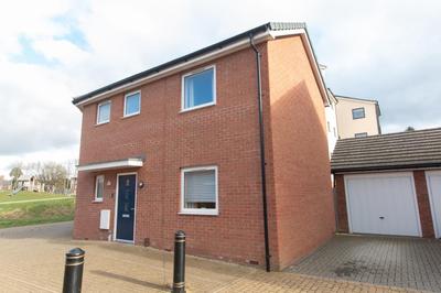 Three Bedroom Semi Detached House By Flipside Property Aylesbury Serviced Accommodation & Short Lets With Wifi & Parking