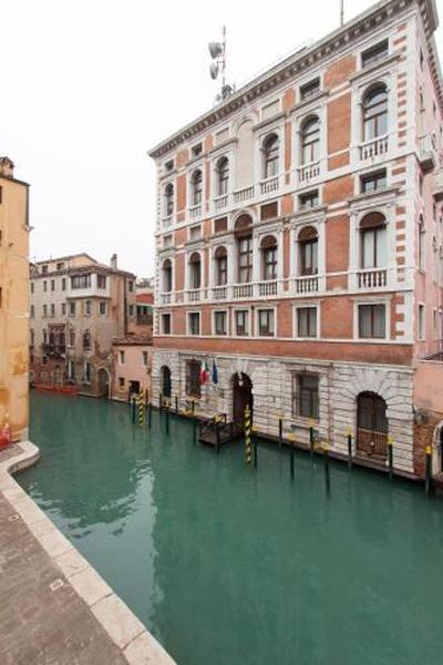 Explore Venice from a Sophisticated Hideaway in San Polo