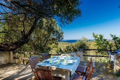 Tipica Casa Sarda con Piscina Privata e Vista Mare
