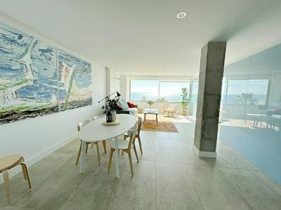 Moderno y completo apartamento frente al mar
