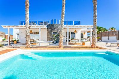 Boutique Beach Villa by Lanzarote Retreats - Private Pool - 1 min walk to Sea Pool