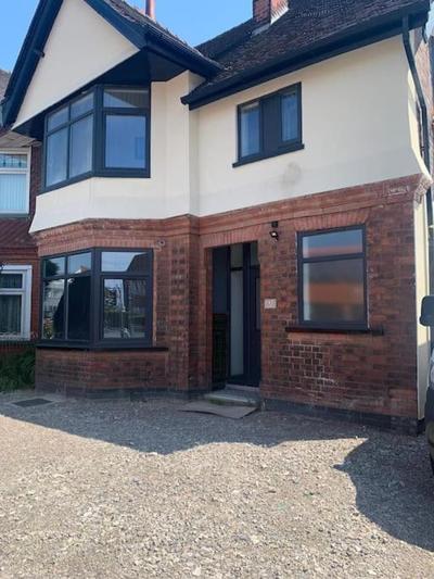 Newly refurbished studio, great location 8 studios