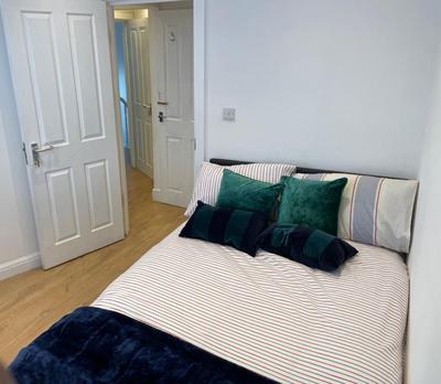 Self-contained flat on the 2nd floor you will share with one other guest, in a family house 2 minutes walk from TUFNELL PARK STATION 2nd floor with stairs