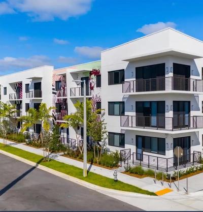 Lux property great for 1 to 8 Guests-family trip ,5Beds 2Rooms Staycation with Gym and EV, proximity to Downtown and Beaches