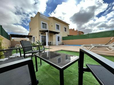 House - Sleeps 6 - Pool - Pet friendly