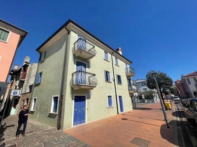 Trilocale vista mare con 2 bagni nel centro storico - Agenzia Cocal