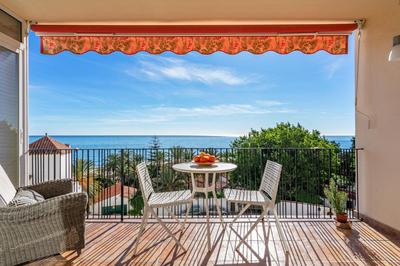 Lovely beachfront flat with sunny balcony Ref 40