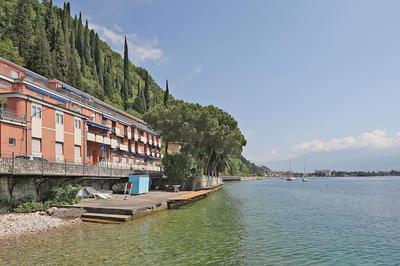 Modern Flat with lake view & private beach!