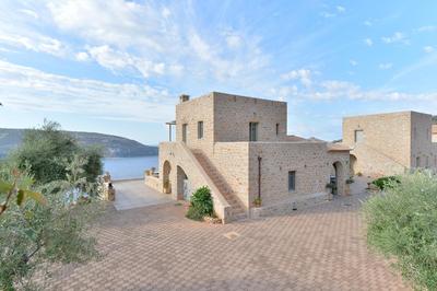 Akrolithi Boutique Hotel & Suites