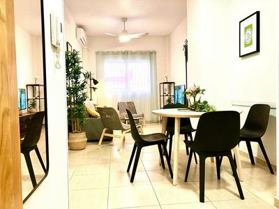 Adelfa - 2 hab, AA, parking gratis, junto Hospital