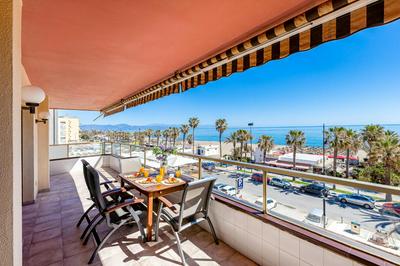 797 HOLIDAY RENTALS - Amplio piso con terraza en primera línea de playa