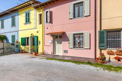 GuestHost - Pisa Airport Comfy Apartment - Private Parking
