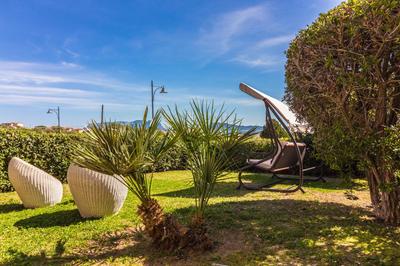 GuestHost - Amazing Sea View Flat with Swimming Pool!