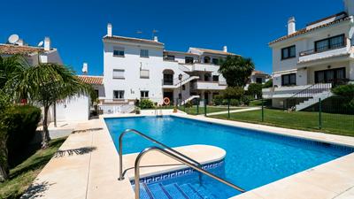 Sunny balcony with pool Ref 109