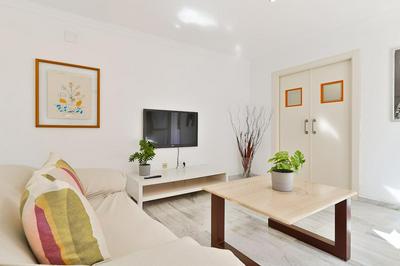 C09 Roomy Luminous 5 Bedroom in Town
