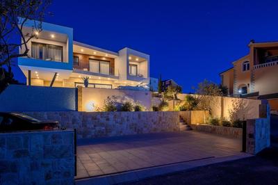Villa Seven Seas with heated pool and jacuzzi by the sea