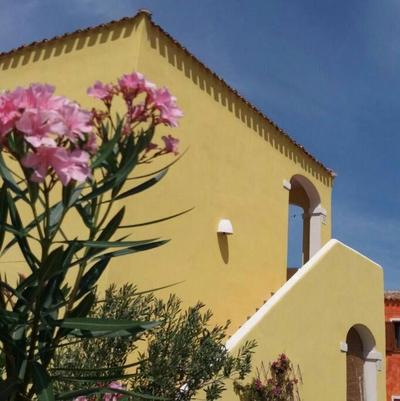 Ampio trilocale climatizzato in Villaggio con piscina estiva 400m dal mare in Gallura