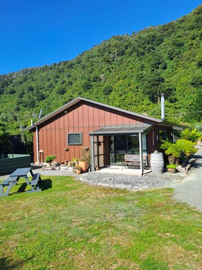 Koru Beachfront Holiday Cabins & Hot Tub