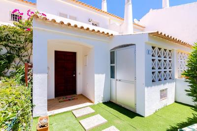 Small Villa 4Pax -Shared Pool @ Homesbyfc